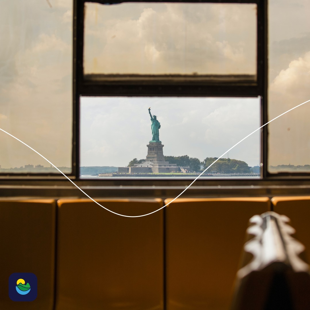 La 28 octombrie 1886, avea loc inaugurarea oficială a Statuii Libertăţii pe Liberty Island din New York, în prezenţa preşedintelui Grover Cleveland şi a câtorva mii de americani. Colosala sculptură a fost dăruită guvernului american de către statul francez cu ocazia aniversării a 100 de ani de la câștigarea independenței celor 13 colonii engleze şi un simbol al prieteniei dintre cele două națiuni. Statuia o înfățișează pe Zeiţa Libertăţii, care stă cu un picior pe lanţul rupt al sclaviei ținând în mâna stângă o tabliță cu inscripţia „JULY IV MDCCLXXVI” (4 iulie 1776), dată la care a fost semnată Declarația de Independenţă a SUA. Statuia „strânge” în mâna stângă Declarația de Independență a SUA, iar în mâna dreaptă ţine o torţă aurită ce simbolizează victoria, pe cap având o coroană împodobită cu şapte raze, care reprezintă continentele de pe Glob. Statuia Libertății este recunoscută ca un simbol universal al libertăţii şi democraţiei.😀🗽🇺🇸

#statueofliberty #newyorkcity #visitnewyork #unitedstatesofamerica #visitusa #architecture #architecturephotography #travelphotography #traveladdict #travelstories #travelvibes #travelaroundtheworld #traveljournal #travelgram #tourism #CalatoresteCuInterTour #prietenulvacantelor